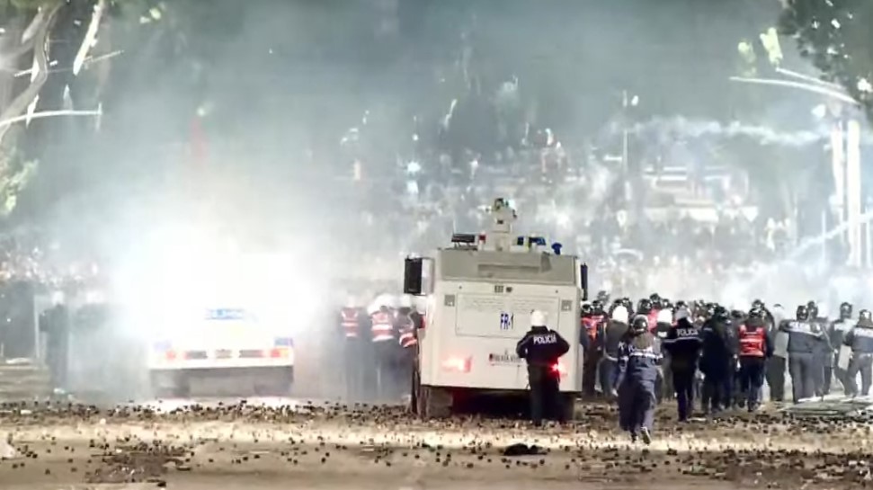 Tensione në bulevardin “Dëshmorët e Kombit”, Policia hedh gaz lotsjellës drejt protestuesve, plagoset një vajzë