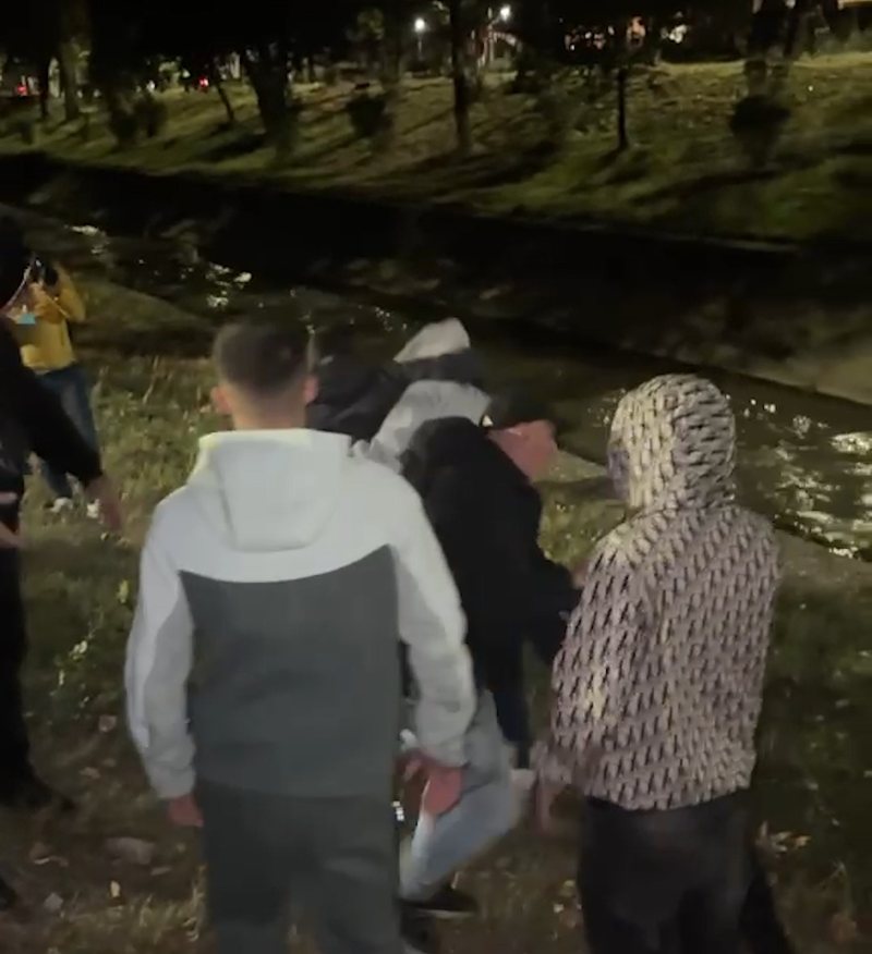 VIDEO/ Protestuesit hedhin në Lanë deputetin e PD, Klevis Balliu