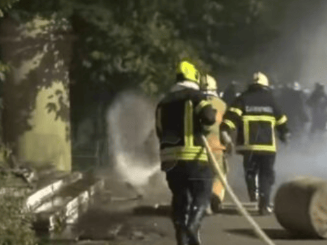 Përshkallëzohet protesta e gjashtë, molotovë drejt Kuvendit dhe selisë së PS-së