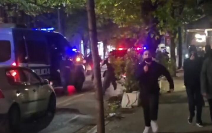 Përshkallëzohet protesta e 19 tetorit, fishekzjarre drejt selisë së PS-së dhe plumba manovër nga policia