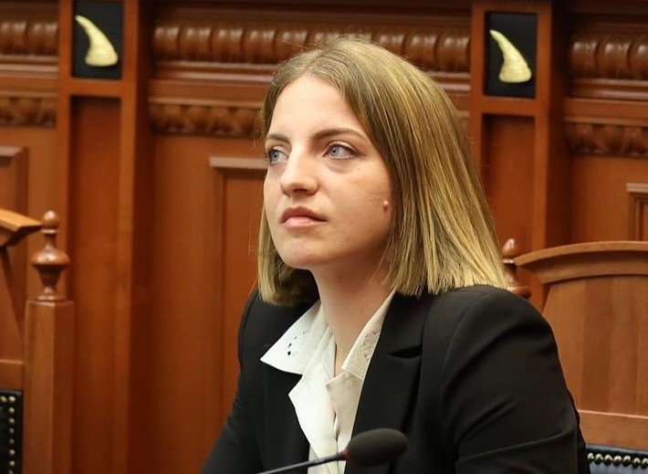 Rama krahasoi protestat në Shqipëri me ato në BE, Koçeku:  Një qeveri demokratike i jep llogari rinisë, nuk mbulon dhunën me statistika