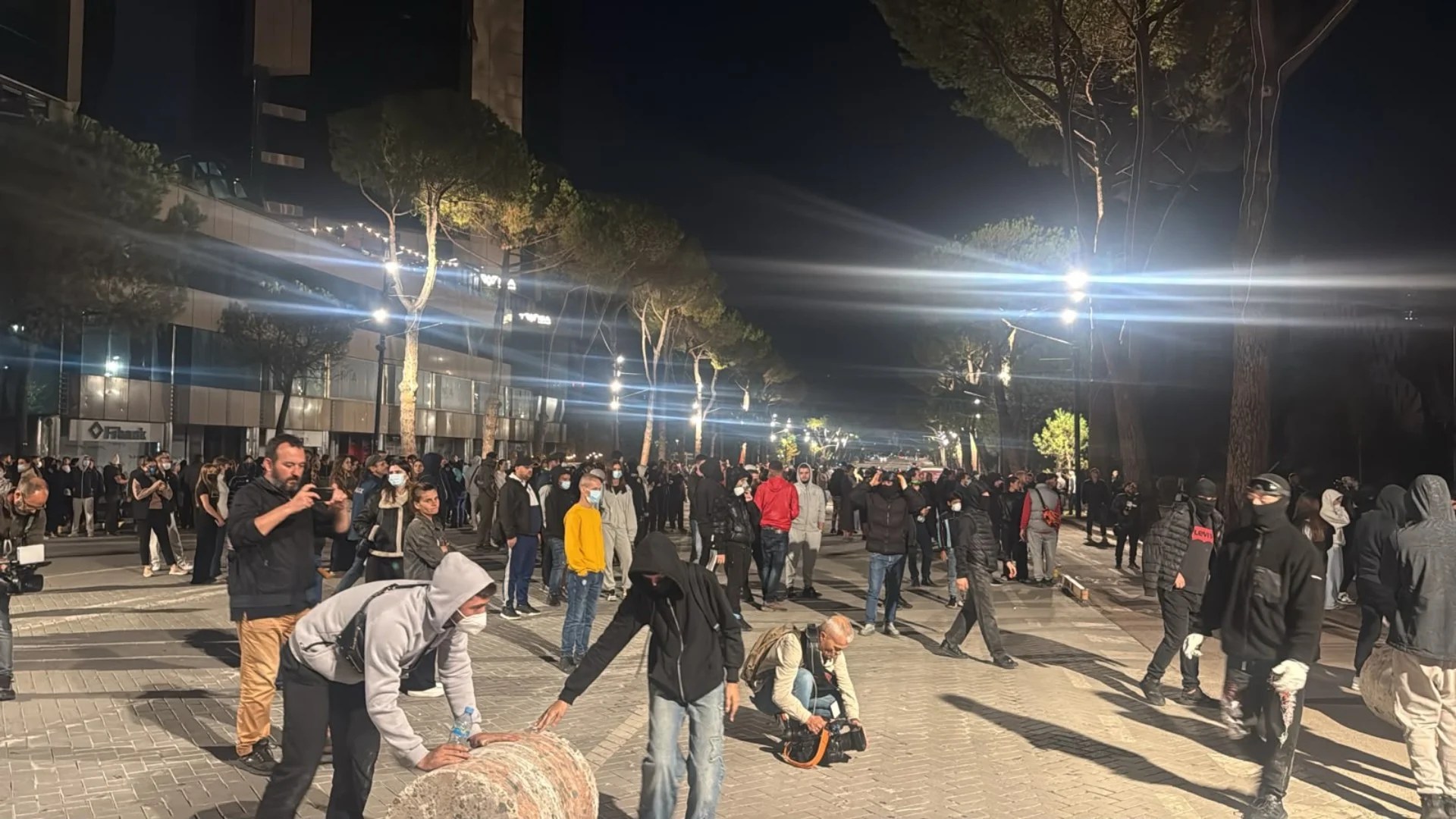 Protestuesit hedhin kapsolla drejt policisë, efektivët me megafon: Largoni fëmijët nga rruga