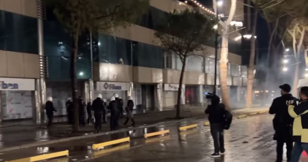 Përshkallëzohen tensionet në protestë, policia përdor ujë me presion dhe gaz lotsjellës