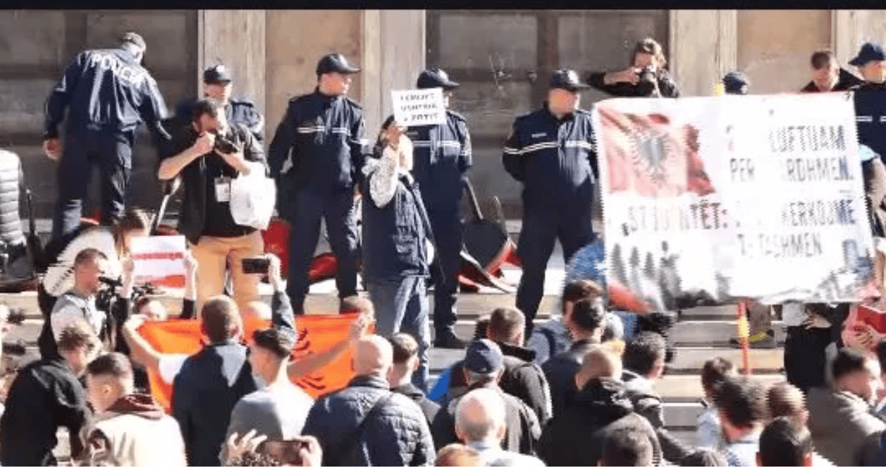 VIDEO/ Pedagogët dhe të rinjtë heqin karriget e Ramës nga Kryeministria: Refuzojmë dialogun! Lironi studentët