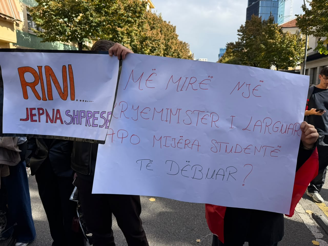 FOTOLAJM/ Na doni injorantë që t’ju votojmë, pankartat në protestën para Ministrisë së Arsimit: Më mirë një kryeministër i larguar apo mijëra studentë të dëbuar?