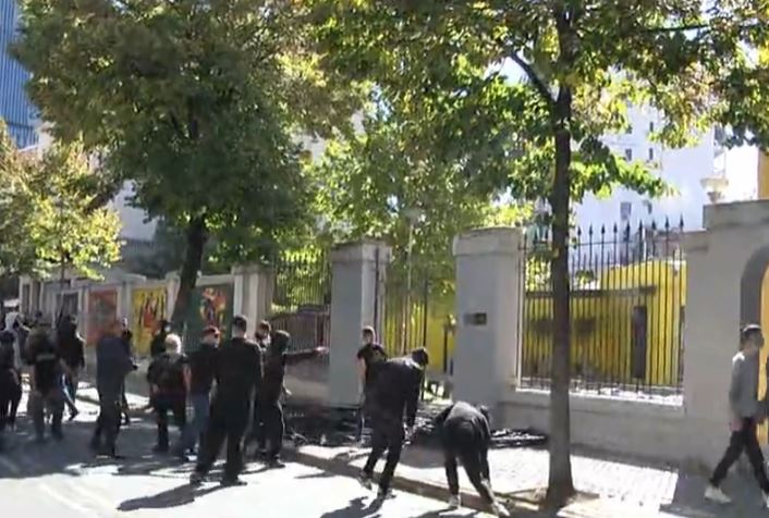 Përshkallëzohet protesta e studentëve/ Të rinjtë shkulin gurët nga trotuari, godasin Ministrinë dhe forcat e rendit