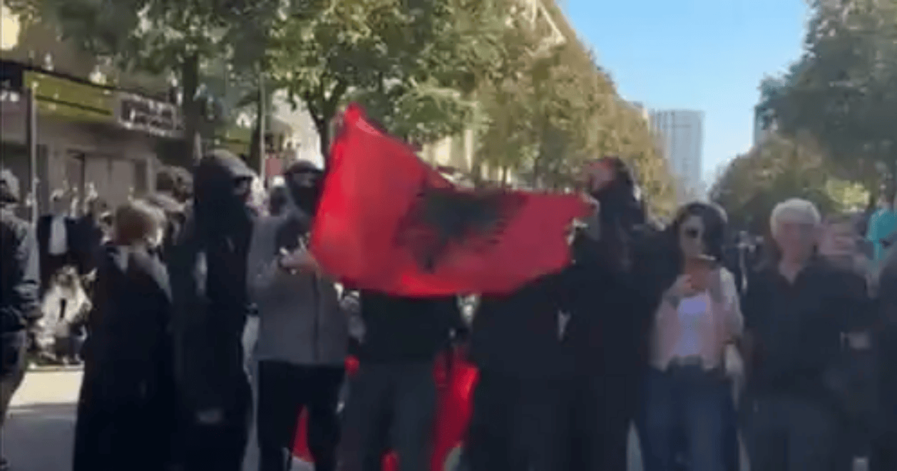 Studentë dhe gjimnazistë para Ministrisë së Arsimit, të rinjtë: Po na vjedhin të ardhmen