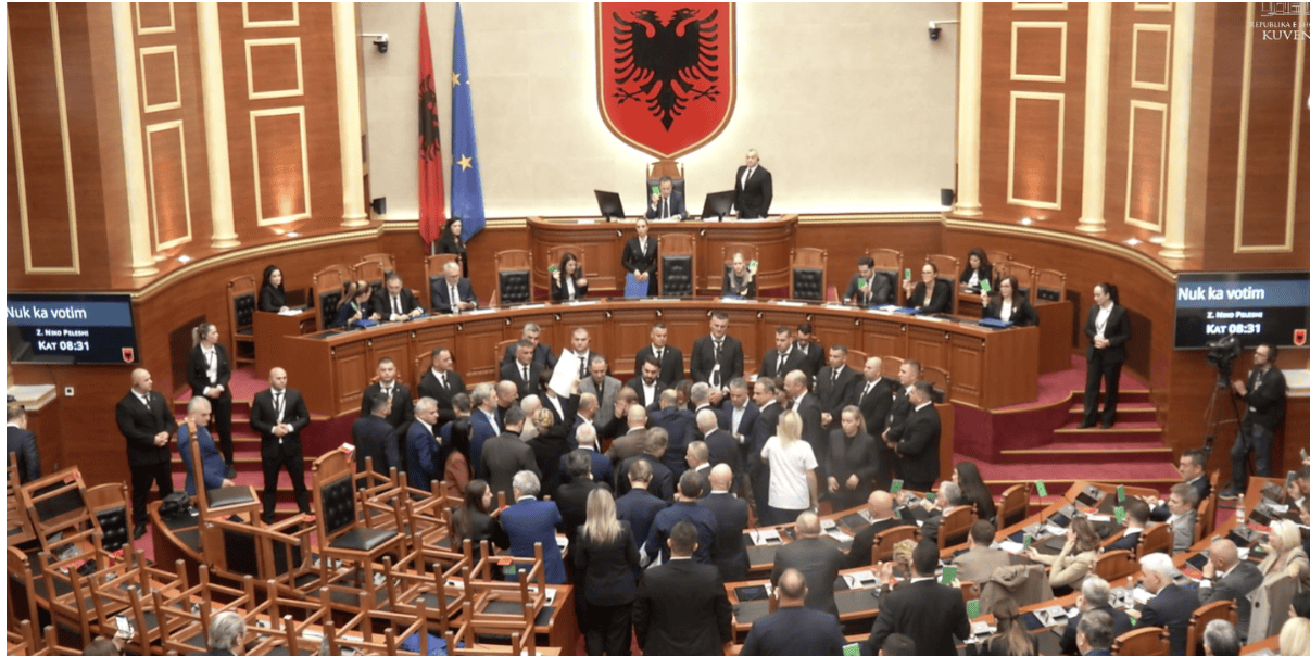 Maxhoranca anulon diskutimet, PS voton kalimin në votim të projektligjeve! Demokratët qëllojnë Peleshin