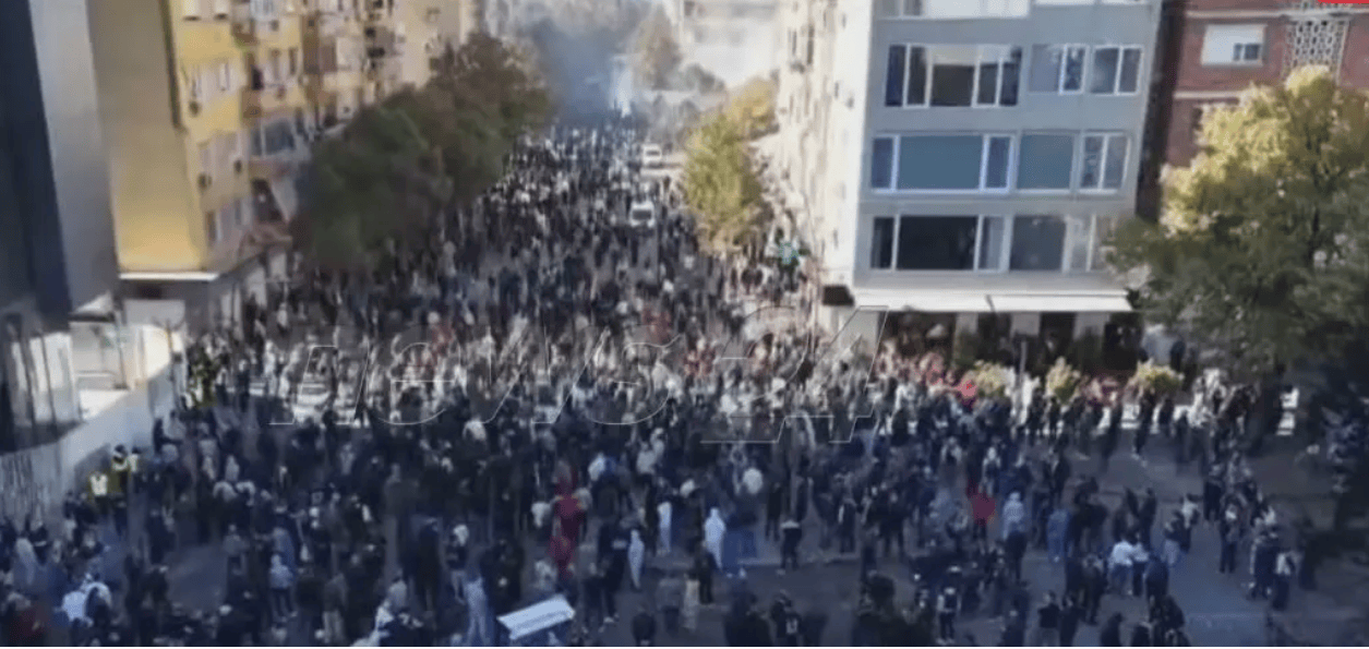 VIDEOLAJM/ Pamje spektakolare me dron nga Rruga e Durrësit! Zona e mbushur në çdo skaj e cep me protestues të rinj dhe studentë