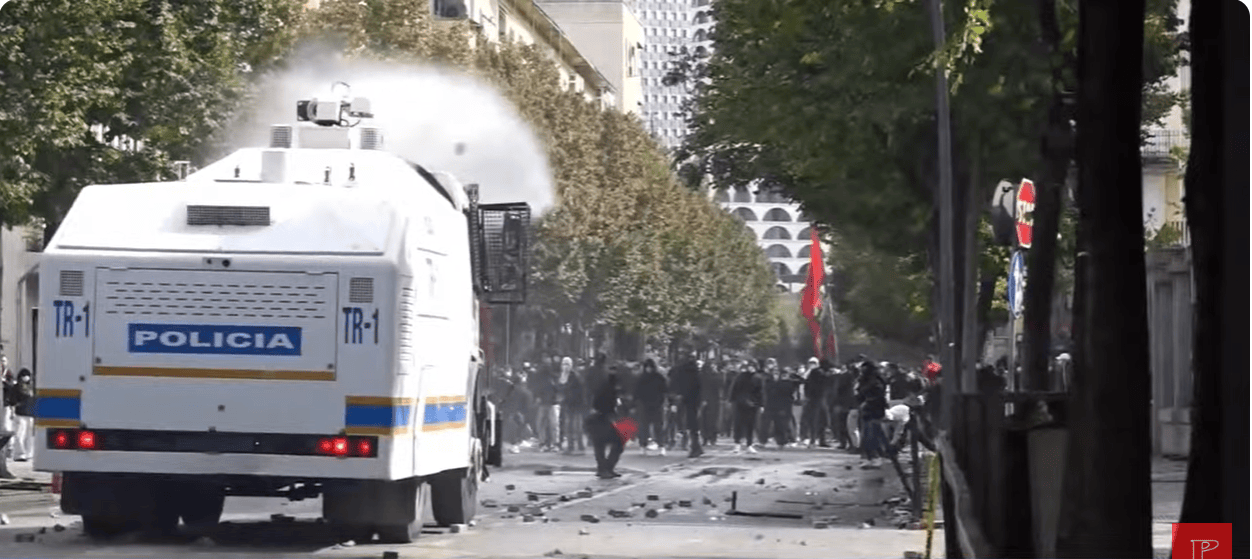 Policia dështon në hedhjen e gazit lotsjellës, studentët marrin përpara efektivët (VIDEO)