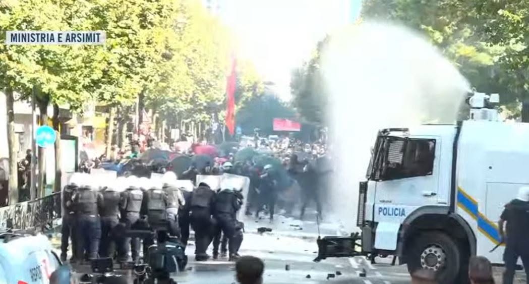 VIDEO/ Tetë policë mbërthejnë studentin që protestonte para Ministrisë së Arsimit, shoqërohen disa aktivistë gjatë tubimit