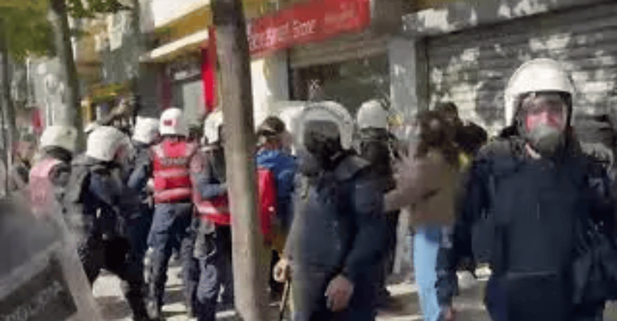 VIDEO/ Jam femër, nuk po lëviz! Policia u merr me forcë çantat e shpinës studentëve