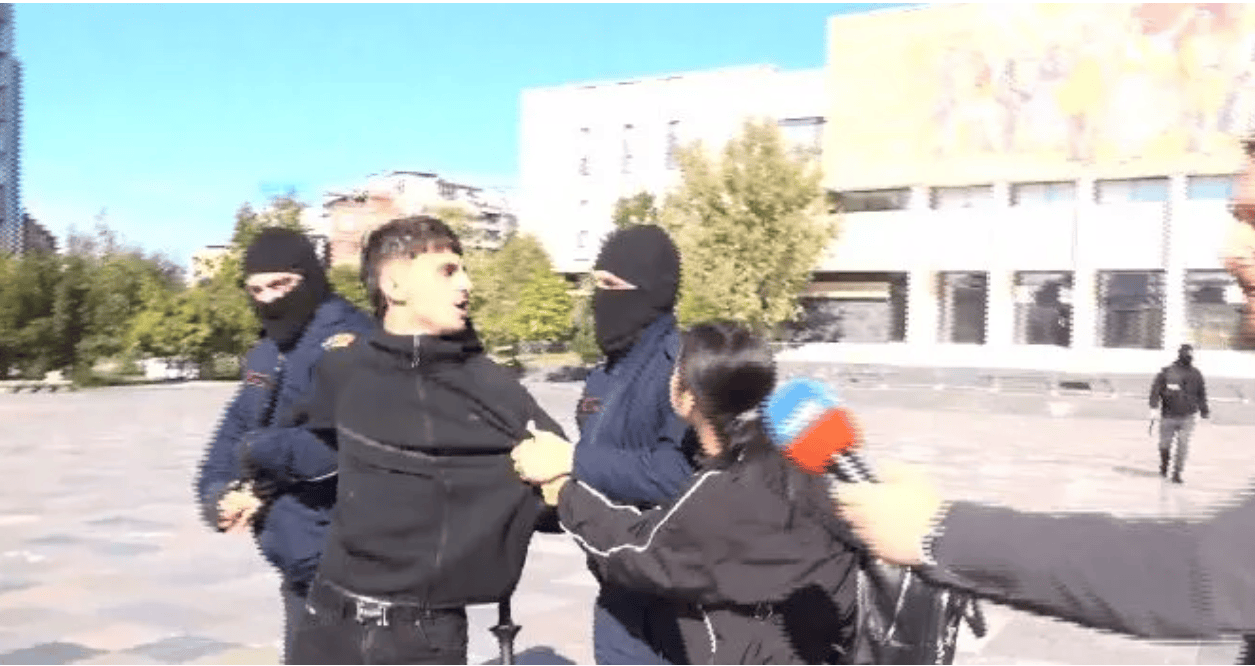 Nuk jam për protestë për Zotin/ Policia shoqëron me dhunë të riun: Jam 17-vjeç, nuk kam bërë asgjë!