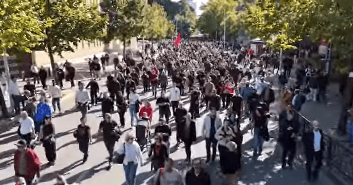 PAMJE ME DRON/ Studentët vërshojnë në rrugët e kryeqytetit në ditën e tetë të protestës