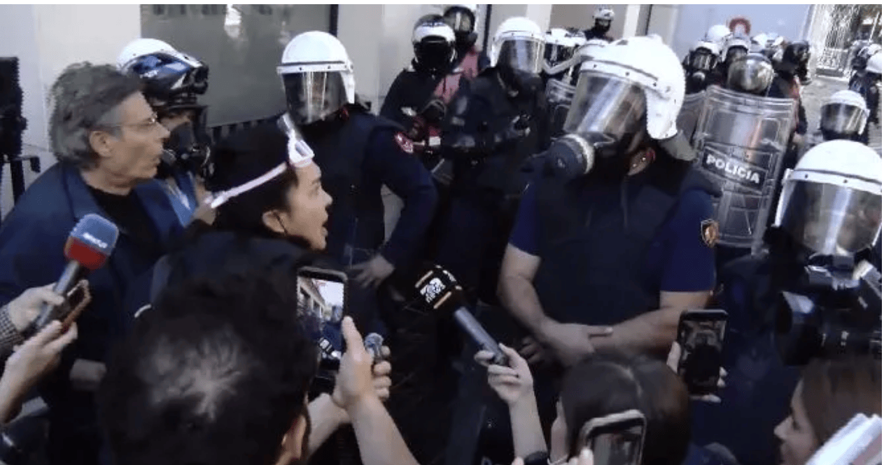 Tensione të shtuara para Ministrisë së Arsimit/ Policia ujë dhe gaz lotsjellës drejt të rinjve! Hidhet edhe molotov
