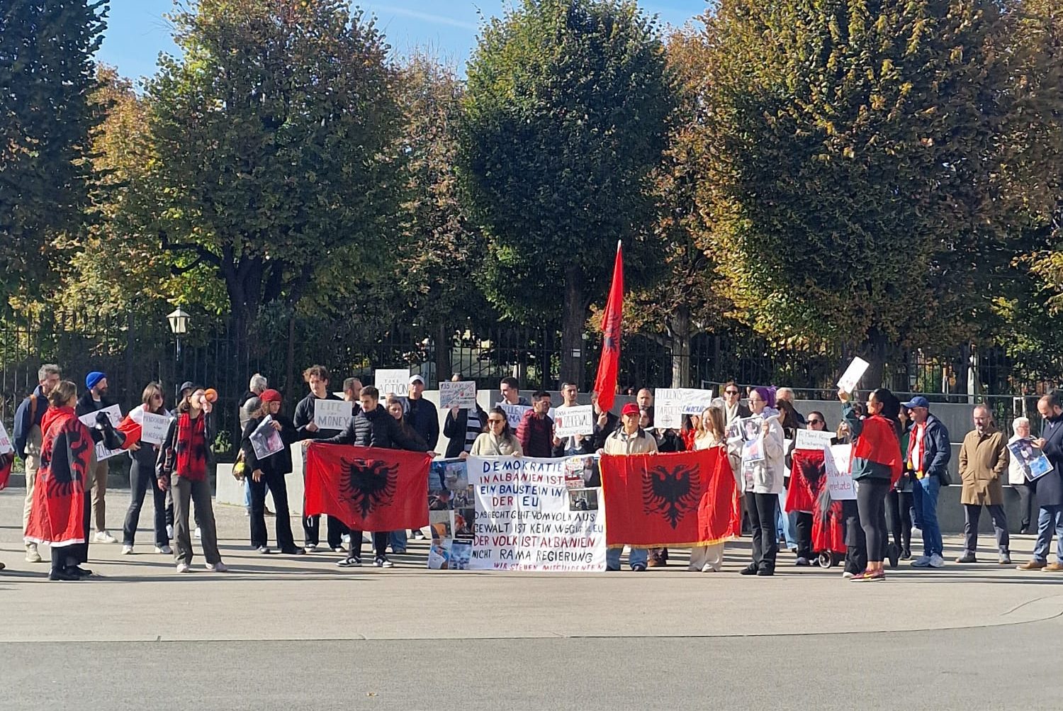 Shqiptarët e Austrisë letër të hapur institucioneve austriake dhe të BE-së: “Koha e heshtjes ka mbaruar, Edi Rama duhet të japë dorëheqjen!”