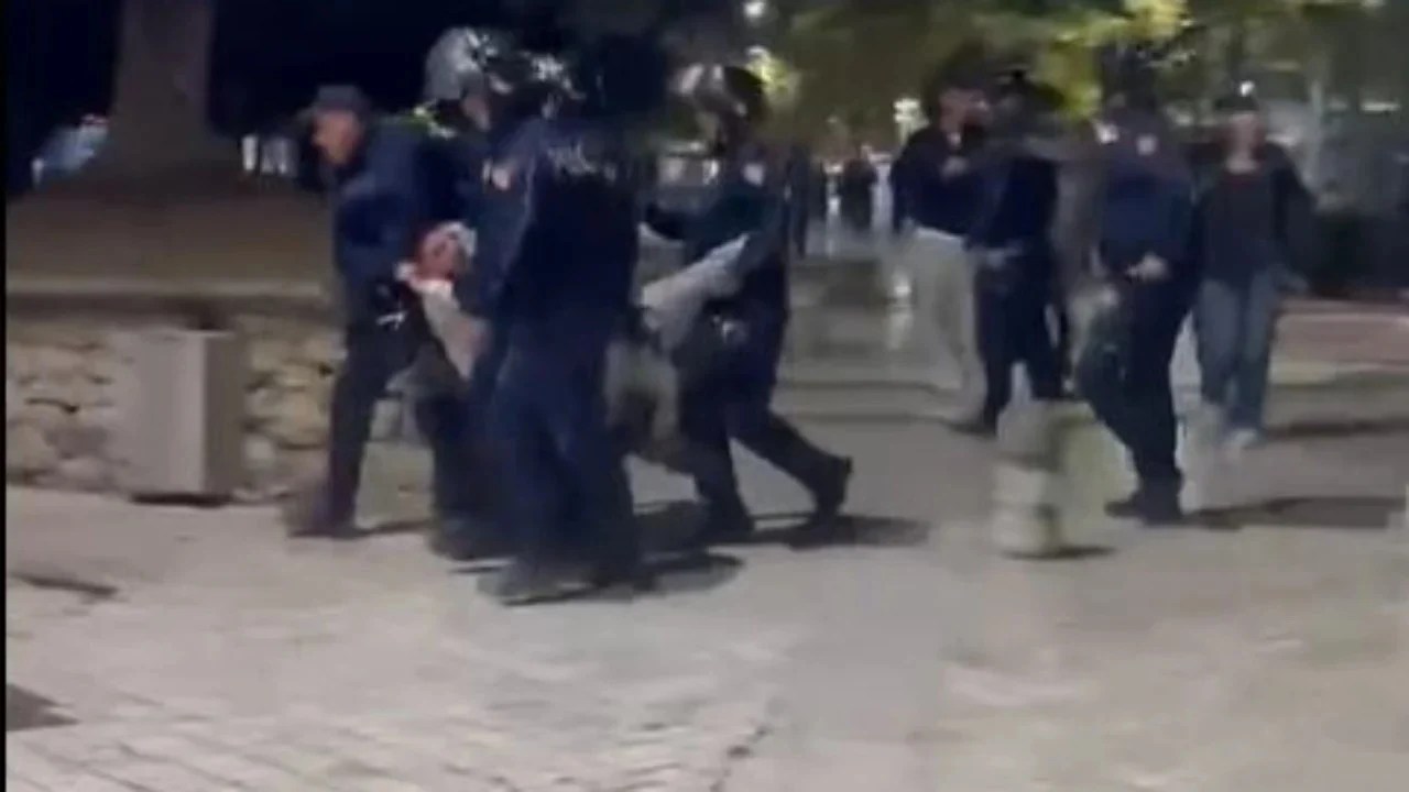 Iu thye këmba në protestë, 19-vjeçari i nënshtrohet ndërhyrjes kirurgjikale