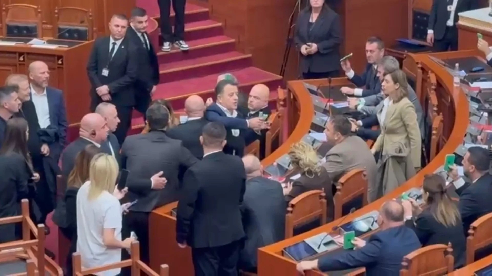 VIDEO/ Përleshje dhe përplasje fizike mes deputetëve të PS dhe PD, ndërhyn Garda! Çfarë ndodhi në pak minuta brenda Parlamentit