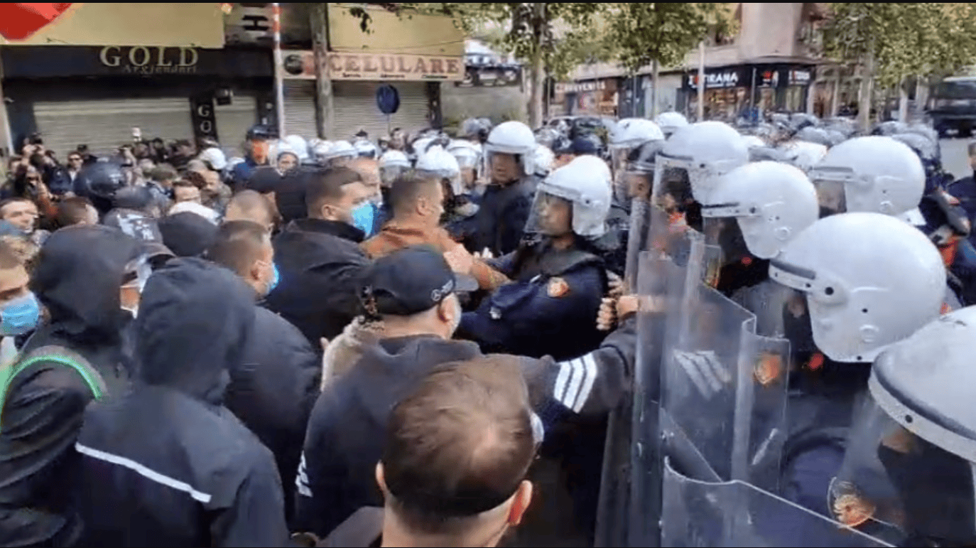 Tensionet para Parlamentit/ Policia hedh spraj lotsjellës ndaj protestuesve, disa prej tyre ndihen keq