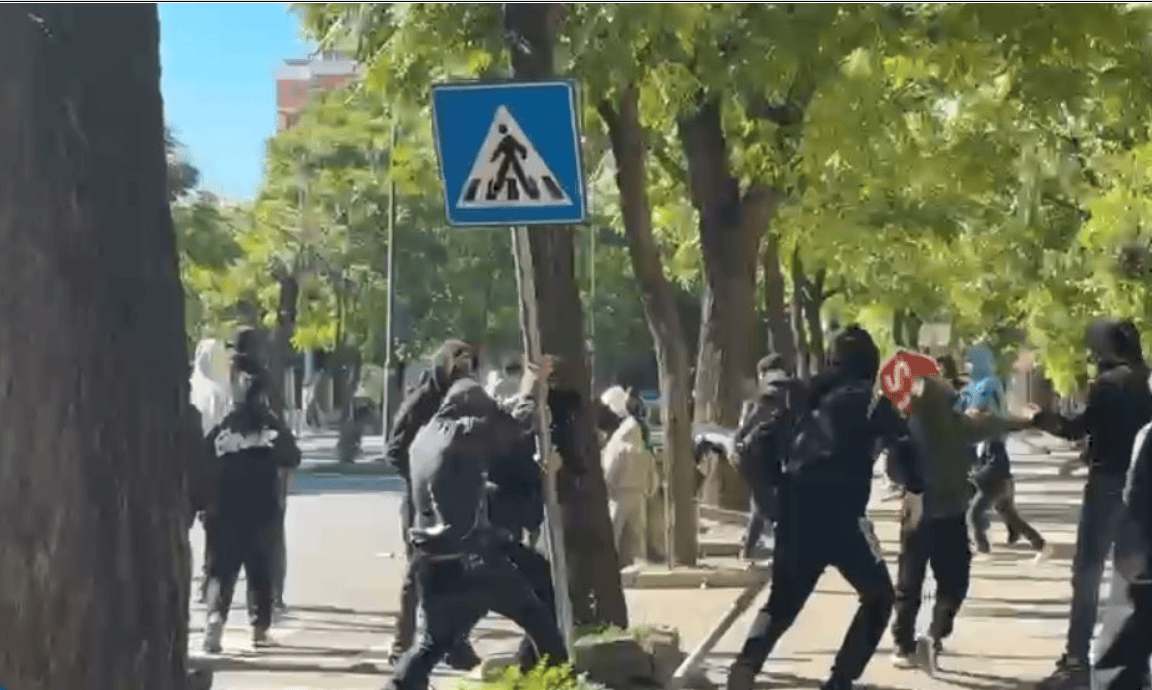 VIDEO/ Tensione nga protesta në Elbasan, shkulen tabelat e sinjalistikës rrugore dhe u vihet flaka koshave të mbeturinave