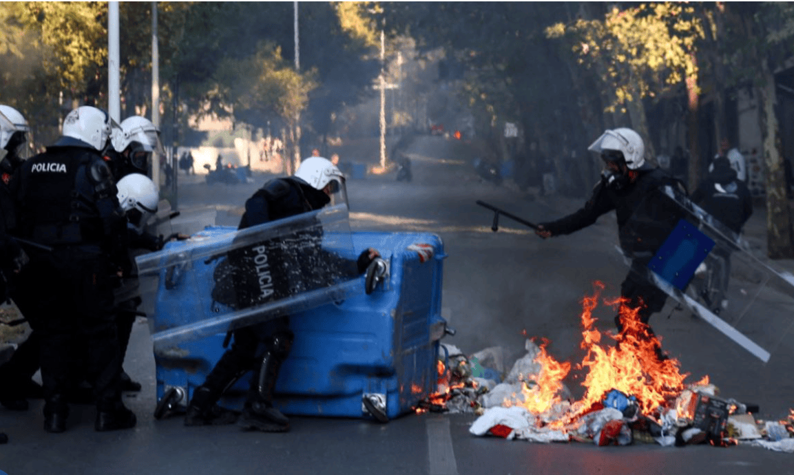 Të rinjtë i kërkojnë dorëheqjen! Media greke jehonë protestave në Shqipëri: Rritet presioni mbi Ramën, kërkohet hetim për dhunën policore dhe rolin e kryeministrit