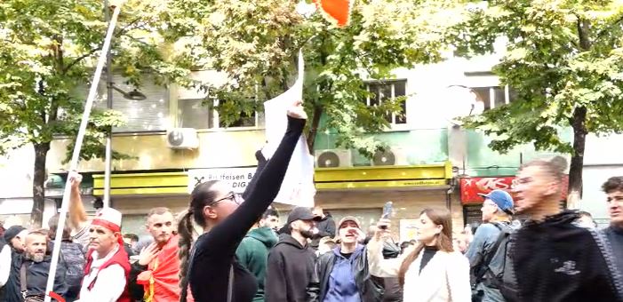 VIDEO/ Kur zgjohet rinia, bie qeveria, studentët protestë para Ministrisë së Arsimit: Duam dije, jo pallavra!