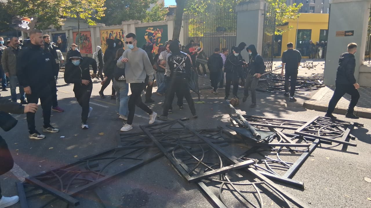 Protesta studentore dhe dhuna policore, reagon delegacioni i BE në Tiranë: Uniformat blu të respektojnë të drejtat themelore, rastet të hetohen me përparësi