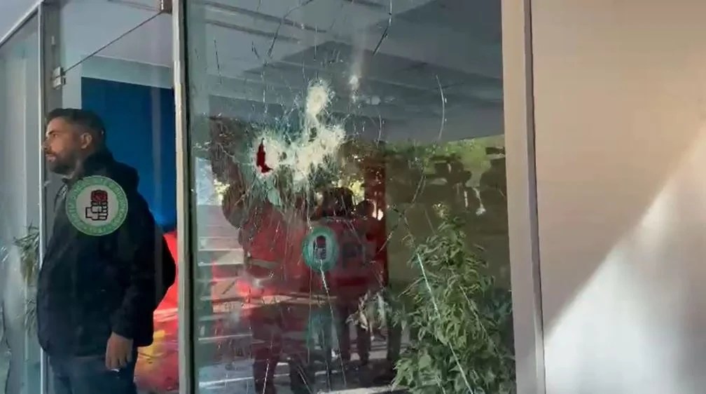 Protestuesit sulmojnë me gurë selinë e PS, policia përgjigjet me gaz lotsjellës dhe ujë me presion