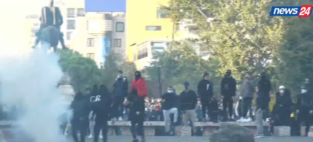Tensione në bulevard, flakë nga molotovët dhe policia përdor gaz lotsjellës