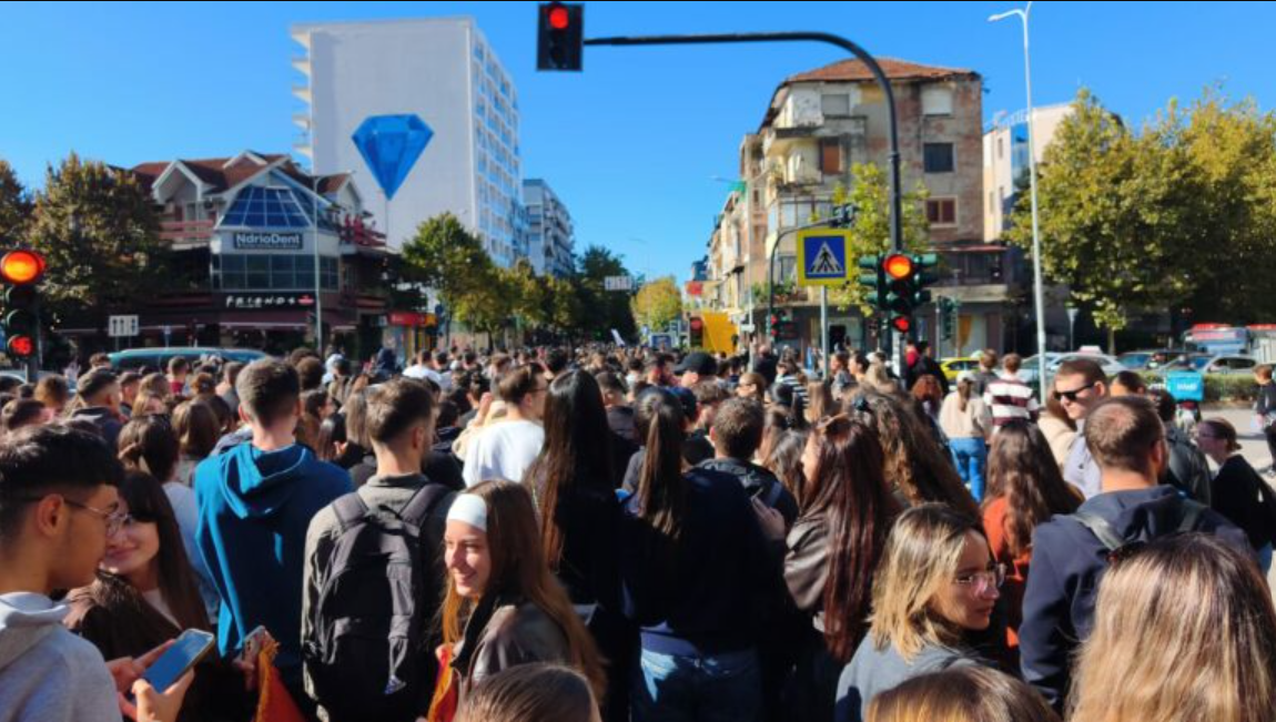 Revolucion/ Studentët e Mjekësisë bojkotojnë mësimin, nisen drejt qendrës për protestë (VIDEO)