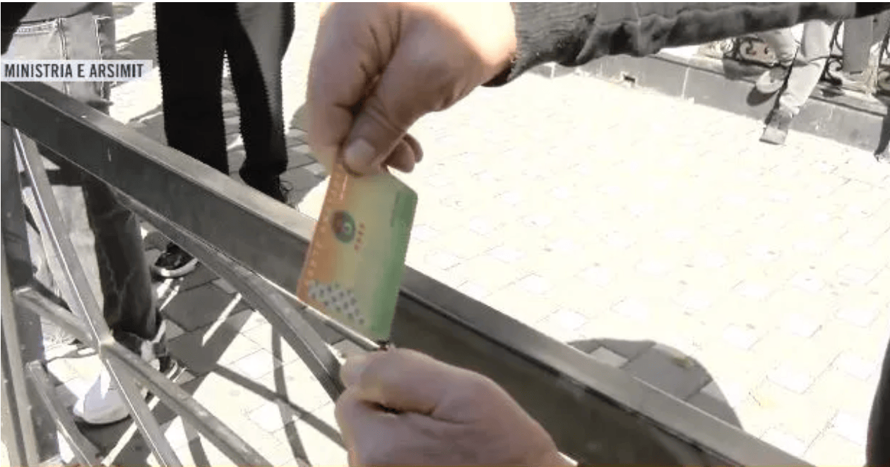 Socialisti djeg teserën e PS në protestën e studentëve: Nuk e dua më këtë parti