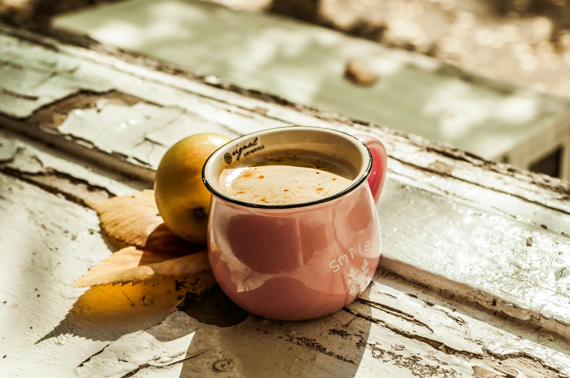 taza de café con manzana