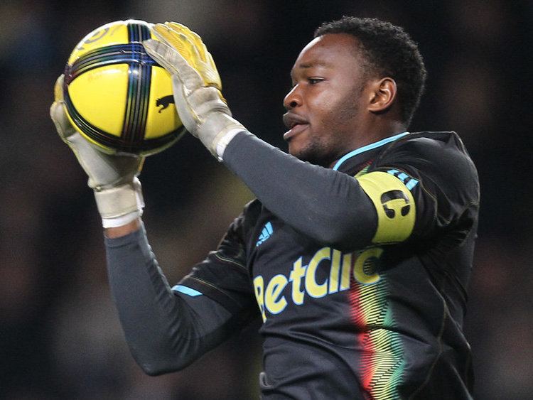 Parfait Mandanda Biography Age Height Wife Worth Family 