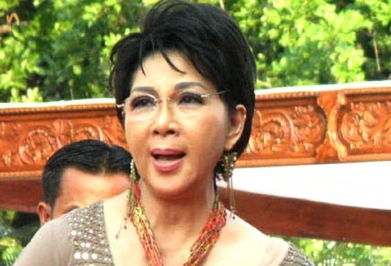 Sumarti (born 1 november 1937), better known by her stage name titiek puspa, is an indonesian singer and songwriter. Titiek Puspa Indonesian Singer Bio With Photos Videos