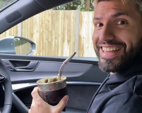 El kun tomando mate