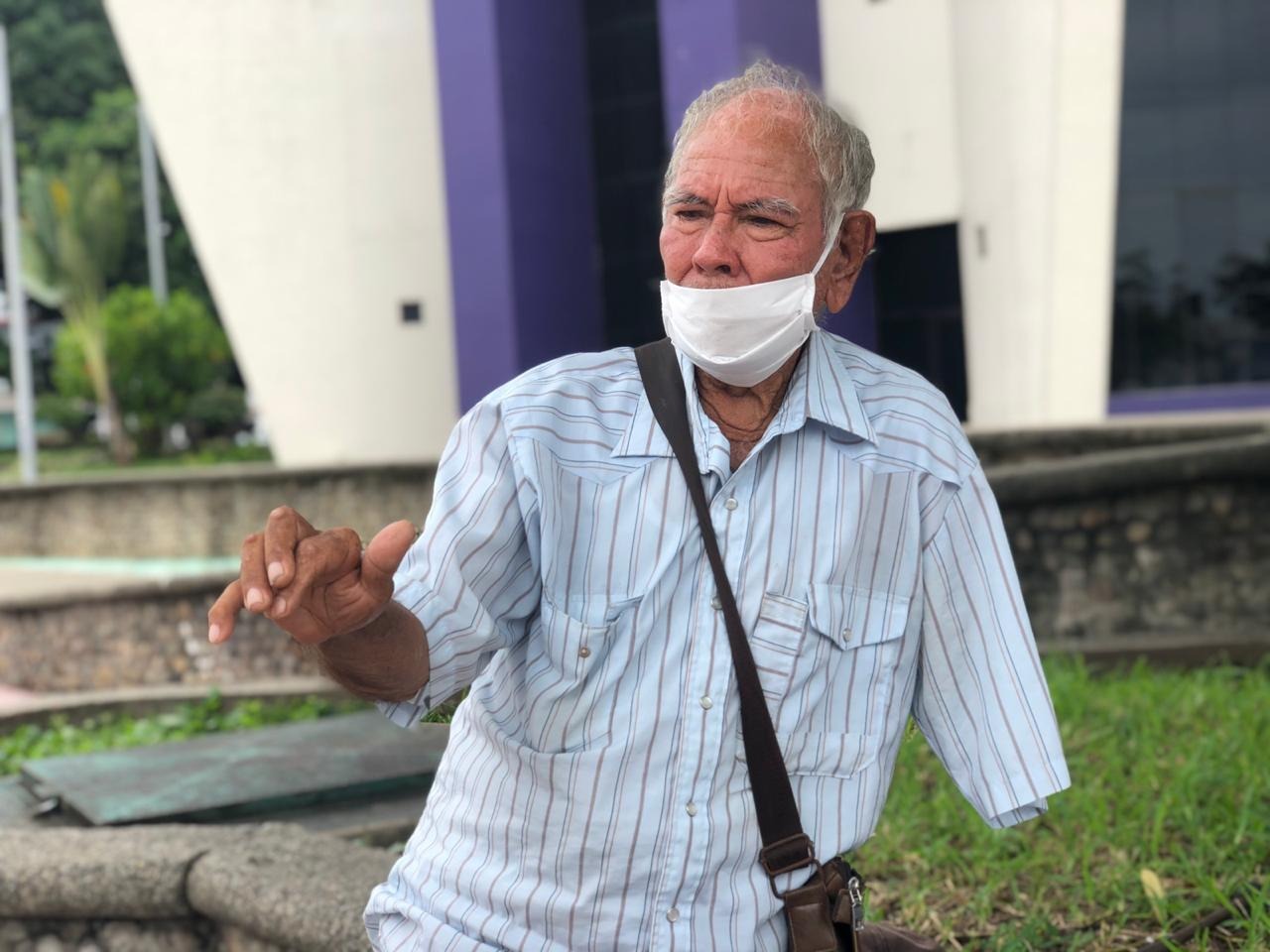 Pide limosna porque le quitaron su “Bienestar”