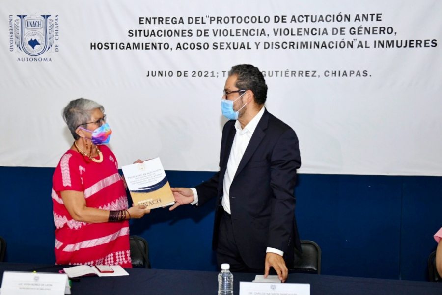 Entrega UNACH a Inmujeres Protocolo de Actuación Ante Situaciones de Violencia