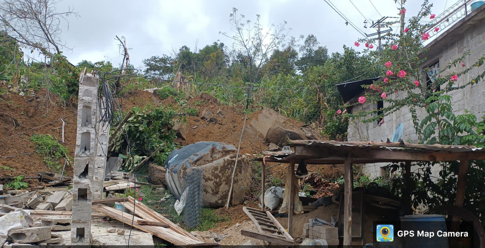 Deslizamiento de ladera sepulta cuatro viviendas en Mitontic