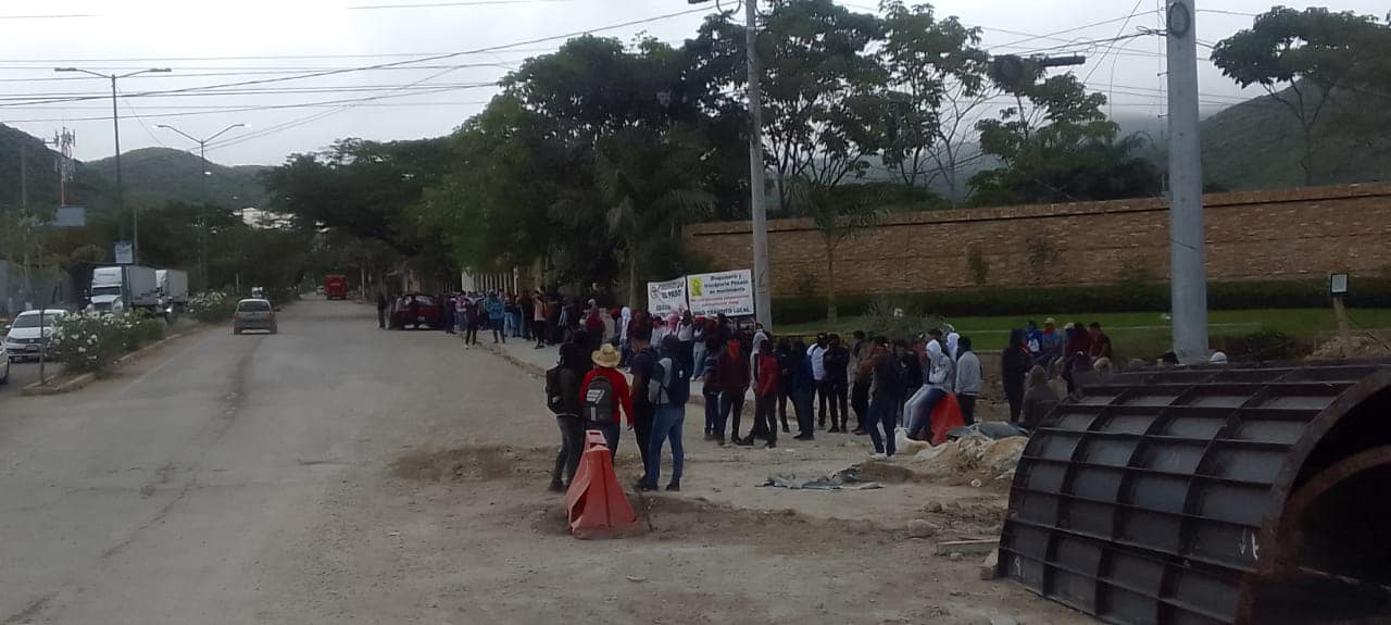 Empresas exigen al Estado sosiego, ante acciones de normalistas