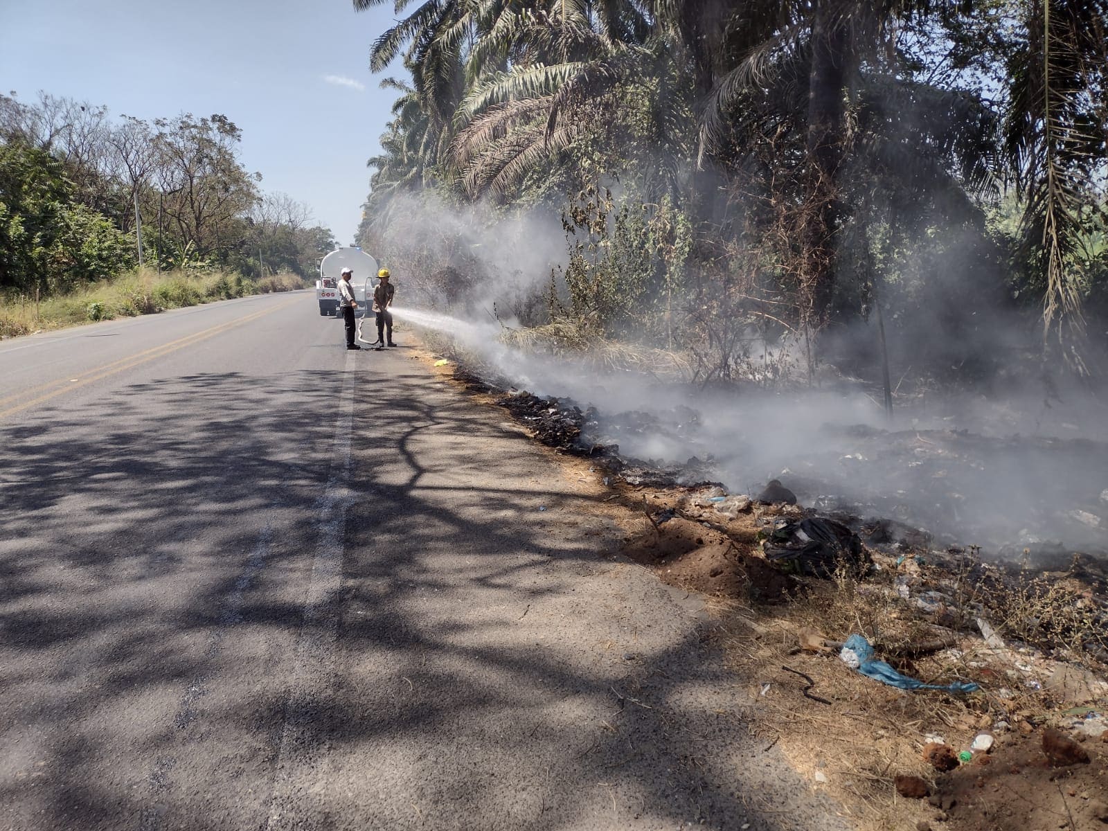 Protección Civil sofoca incendio de pastizal y basurero clandestino en Tapachula