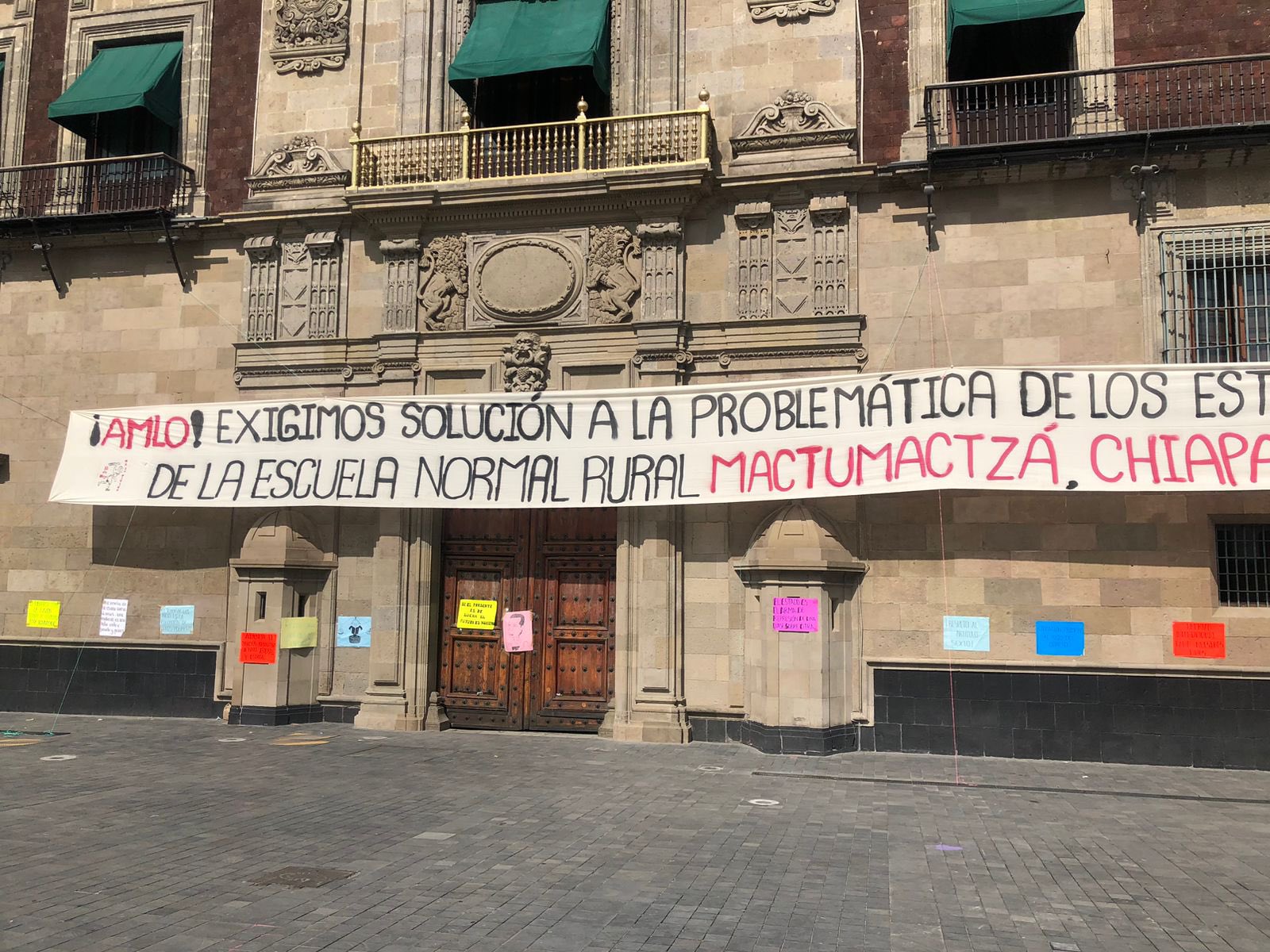 Los ‘Mactu’ le colgaron una lona al Presidente