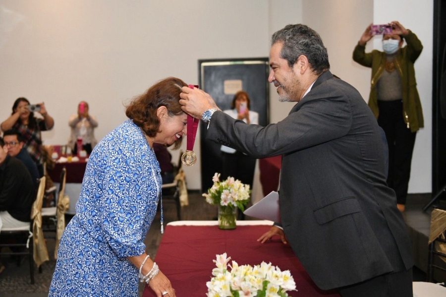 Condecora rector de la UNACH a docentes con 25 y 30 años de servicio