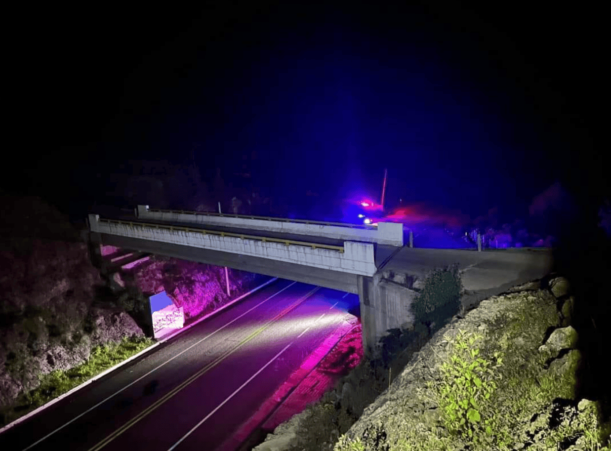 Lanzan piedras desde puente para asaltar
