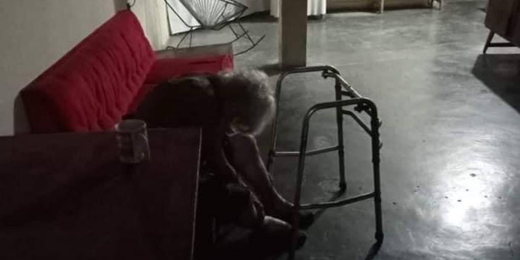 ¡Urgente! Reportan a abuelita abandonada