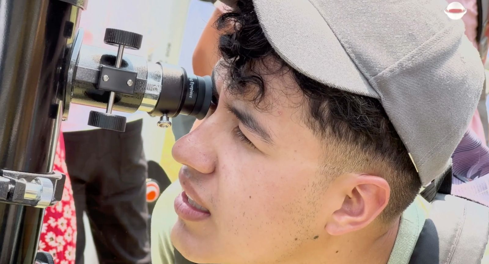 Pasarán décadas para volver a vivir uno igual; el eclipse de sol se apreció en Chiapas de manera parcial pero reunió a cientos en varios puntos de Tuxtla Gutiérrez.