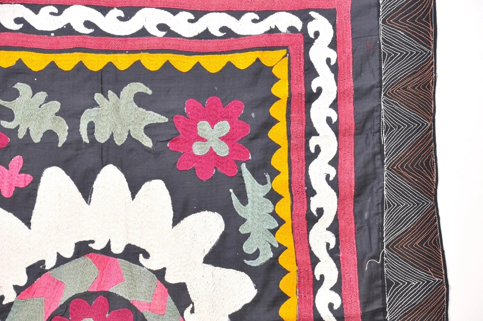 Grand SUZANI Brodé D'Ouzbékistan - Velours Noir Et Motifs Floraux - 240x175 Cm