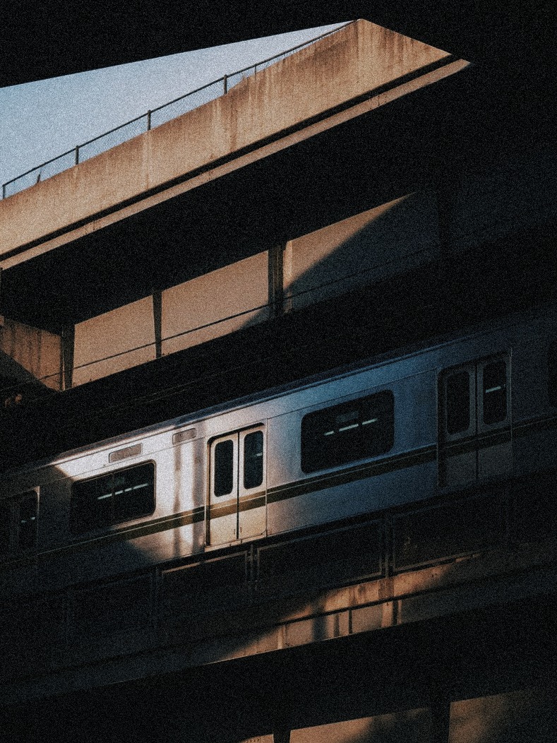 Creative Effectiveness: Hochbahn im Abendlicht zwischen Betonrändern, Licht und Schatten als Bild für Wirkung