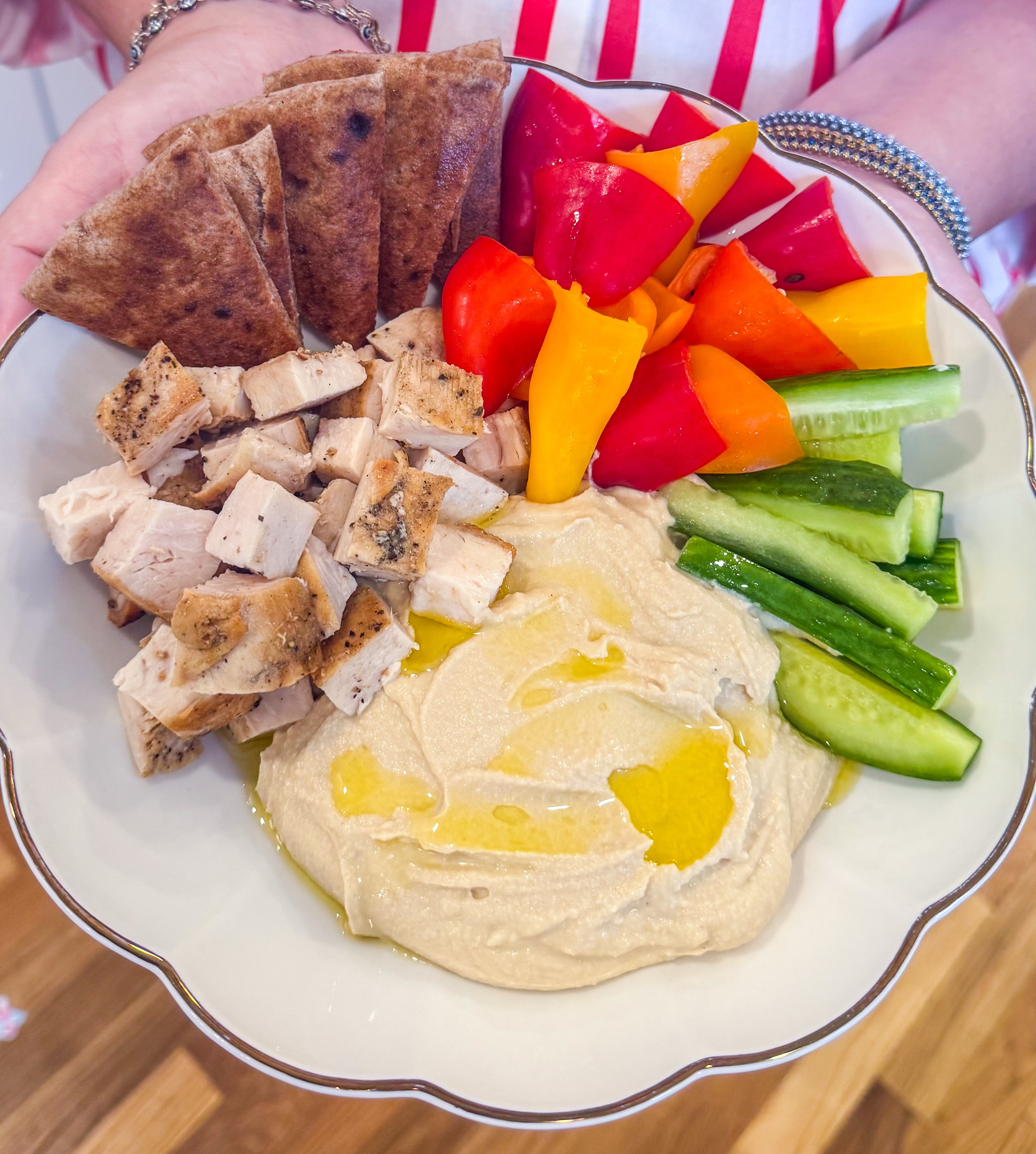 Eat Fit Lemon Hummus Pack - Lemon hummus with cucumbers, mini sweet peppers, herb grilled chicken, and Eat Fit approved pita bread