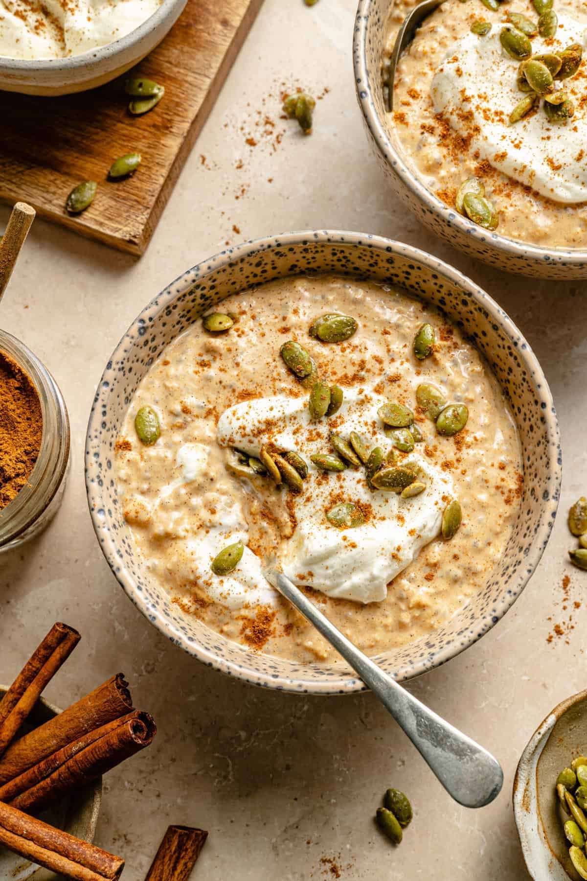 Pumpkin Pie Overnight Oats – Creamy pumpkin pie spiced oats with pumpkin puree, maple syrup and toasted pecans