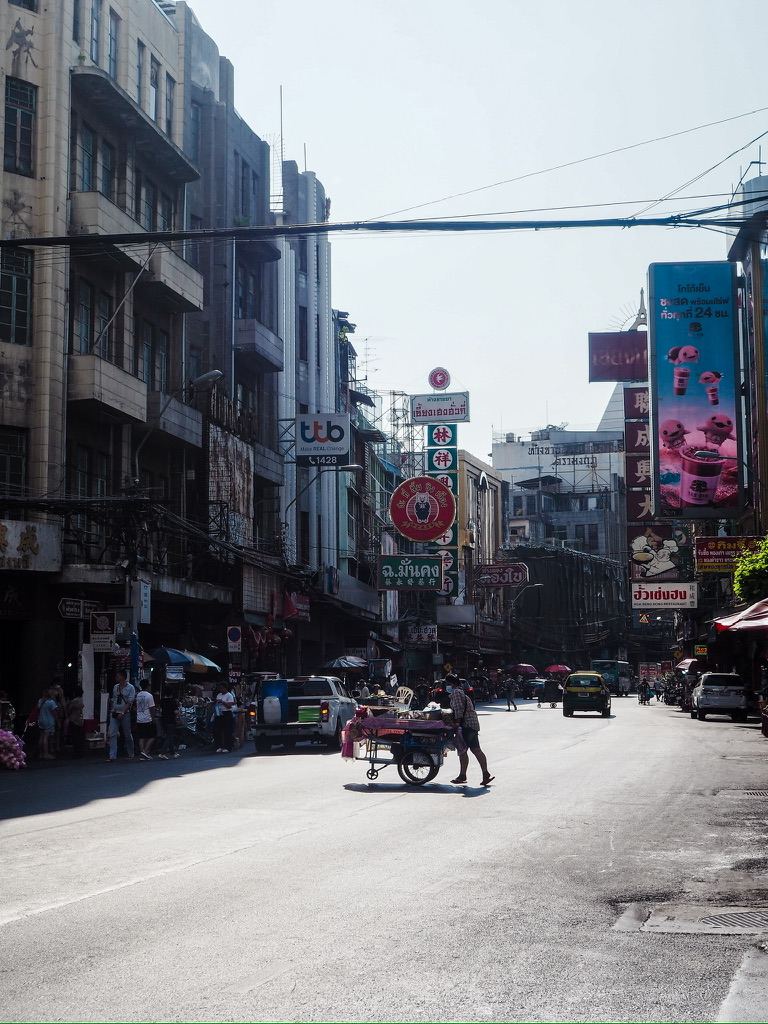 late afternoon sun on Yaowarat Road